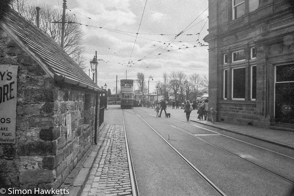 Pentax MZ-3 and Ilford HP5+ - Queuing for trams