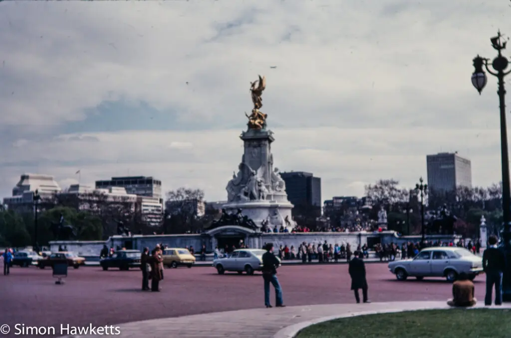 Central London pictures c1980 15 Olympus OM-20 pictures - The Victoria Memorial and Buckingham Palace on colour negative film taken about 1980